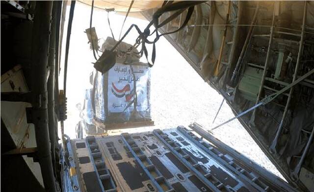 القوات الجوية المصرية والإماراتية تسقطان 82 طن مساعدات إغاثية على شمال غزة