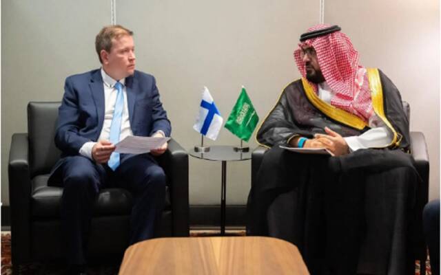 وزير الاقتصاد والتخطيط فيصل بن فاضل الإبراهيم ووزير التجارة الخارجية والتنمية الفنلندي فيل تافيو