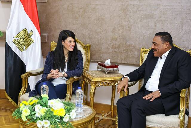 جانب من الاجتماع بين الوزيرة والمحافظ