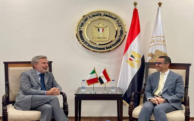 المهندس حسن الخطيب وزير الاستثمار والتجارة الخارجية المصري والسفير ميكيلي كواروني سفير دولة إيطاليا بالقاهرة