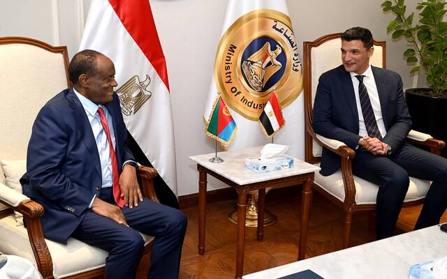 خالد هاشم وزير الصناعة وهاجوس جبرهويت المستشار الاقتصادي للرئيس الإريتري