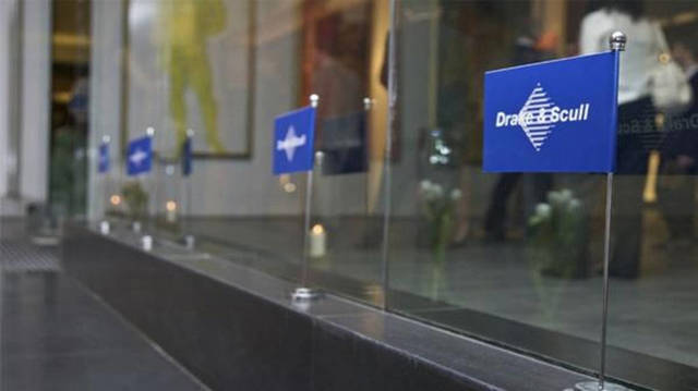 مطالبات من رئيس سابق ومسؤولة سابقة يدينان معاً للشركة