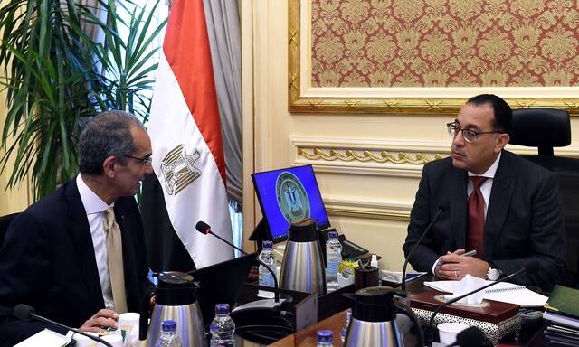 مصطفى مدبولي، رئيس مجلس الوزراء المصري، مع عمرو طلعت، وزير الاتصالات وتكنولوجيا المعلومات