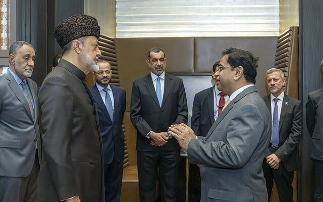سُلطان عُمان يلتقي عدداً من رجال الأعمال في الهند