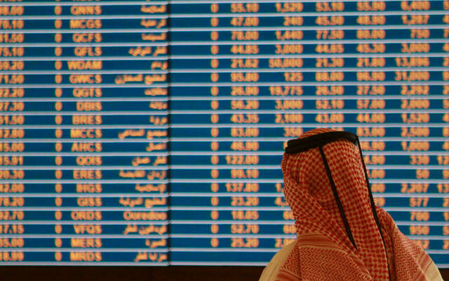 مستثمر يتابع التداولات ببورصة قطر