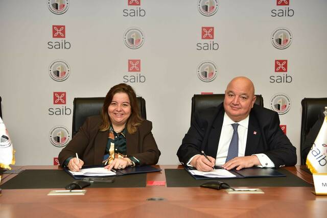 جانب من التوقيع