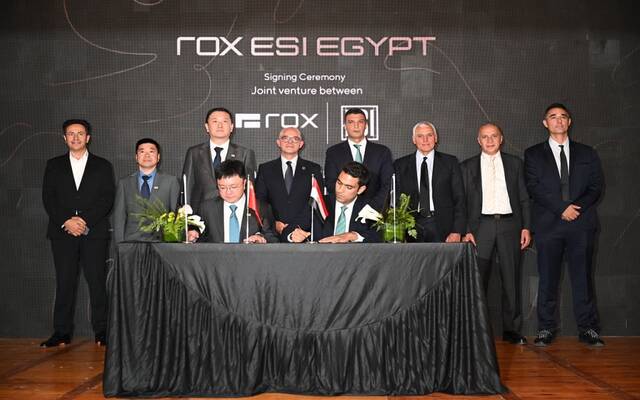 أثناء توقيع اتفاقية بين عز العرب السويدي للاستثمار وشركة "ROX Motor" العالمية لبدء الإنتاج المحلى لسيارات