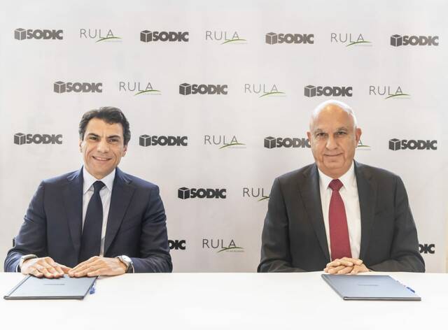 جانب من التوقيع للعقد