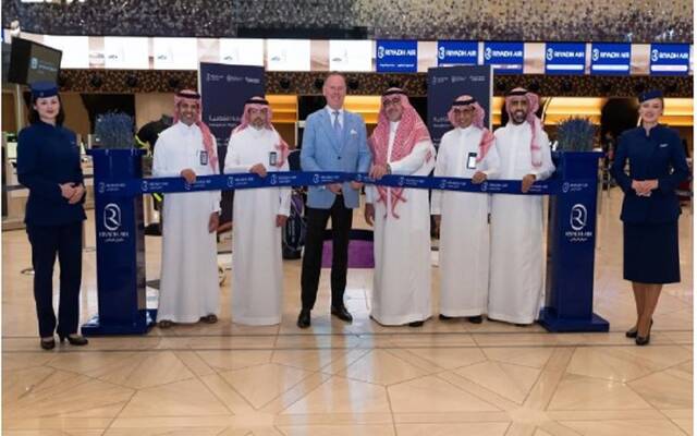 مراسم استقبال رسمية في مطار مدريد - باراخاس