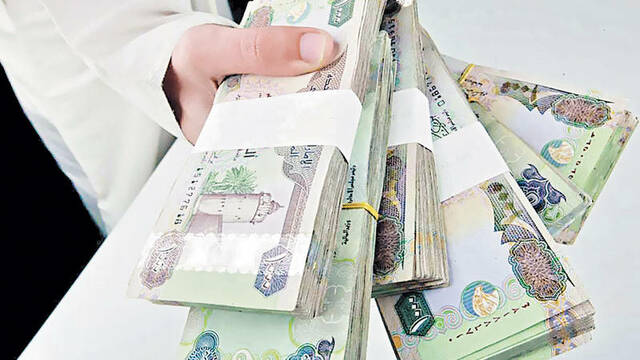 إنفوجرافيك.. بنوك الإمارات تضخ تمويلات بمئات المليارات في 3 قطاعات