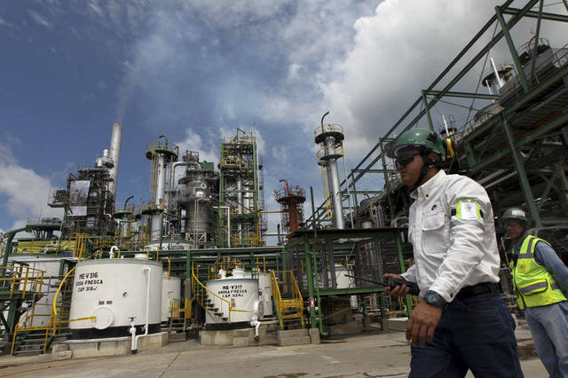 النفط يتراجع في مستهل التعاملات الآسيوية