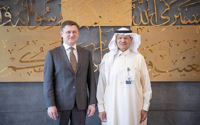 خلال لقاء وزير الطاقة السعودي مع نائب رئيس الوزراء الروسي
