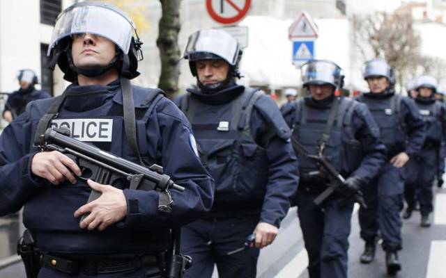 مسلح يحتجز رهائن في فرنسا