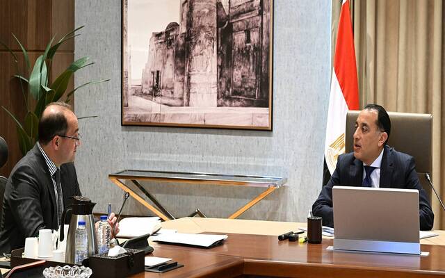 الدكتور مصطفى مدبولي رئيس مجلس الوزراء المصري مع أحمد كجوك وزير المالية