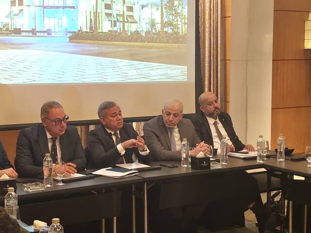 جانب من المائدة المستديرة