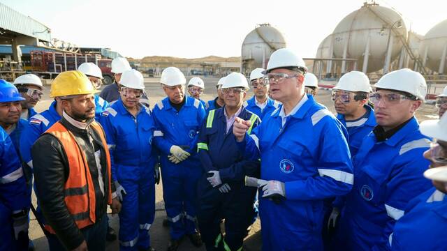 وزير البترول في إحدى الجولات