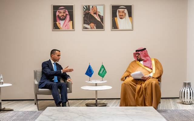 خلال لقاء وزير الاقتصاد والتخطيط فيصل الإبراهيم، مع الممثل الخاص للاتحاد الأوروبي بمنطقة الخليج