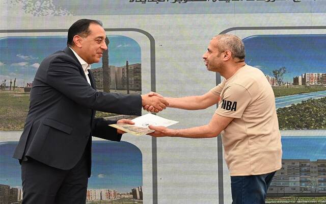 رئيس الوزراء المصري مصطفى مدبولي يسلم عقود وحدات "سكن لكل المصريين" بمدينة أكتوبر الجديدة