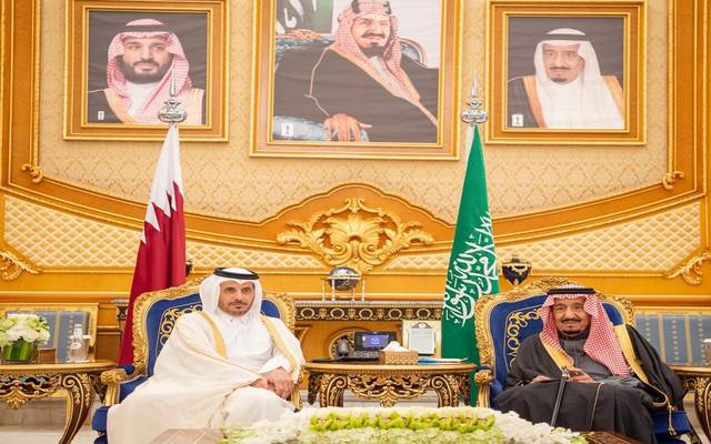 الملك سلمان يستقبل رئيس وزراء قطر لحضور القمة الخليجية