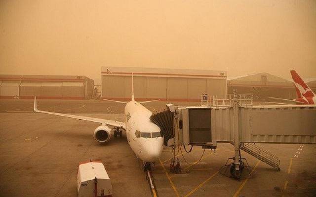 عاصفة ترابية داخل مطار الكويت