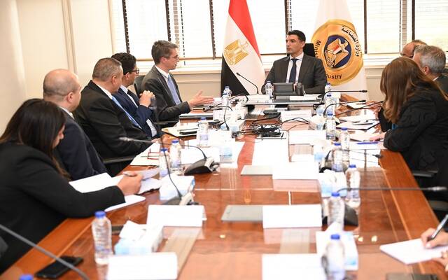 خالد هاشم وزير الصناعة مع وفد من البنك الدولي ومؤسسة التمويل الدولية