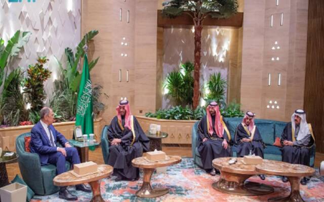 ولي العهد ووزير خارجية روسيا يبحثان تعزيز التعاون والتطورات الإقليمية والدولية