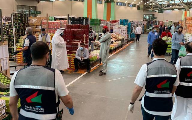 "التجارة" الكويتية تغلق محلين تجاريين خالفا إجراءات "كورونا" الاحترازية