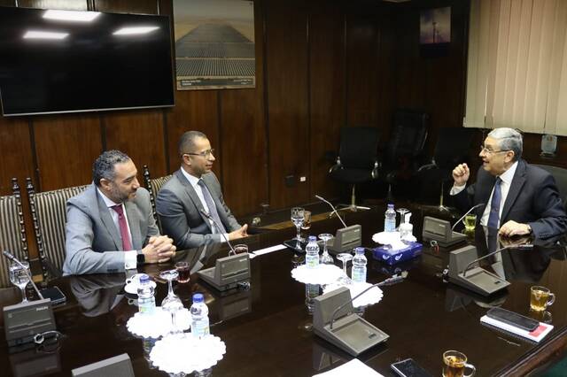 محمد شاكر وزير الكهرباء والطاقة المتجددة مع محمد عبد الله المسؤول التنفيذي بشركة فودافون مصر