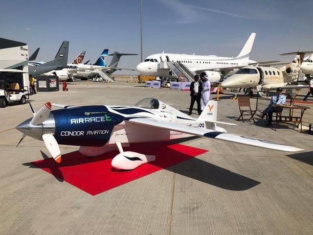 معرض دبي للطيران يزيح الستار عن أول طائرة سباق كهربائية