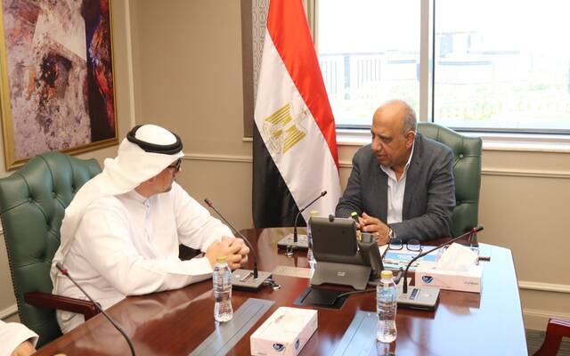 الدكتور محمود عصمت وزير الكهرباء والطاقة المتجددة المصري خلال اجتماع مع وفد من شركة أبوظبي لطاقة المستقبل "مصدر" الإماراتية