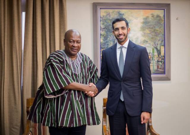 جانب من لقاء الشيخ شخبوط بن نهيان آل نهيان وزير دولة بوزارة الخارجية الإماراتية وجون دراماني ماهاما رئيس جمهورية غانا في العاصمة الغانية أكرا