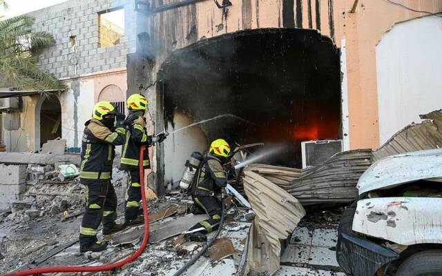 تضرر منازل ‌في مدينة حمد والعاصمة البحرينية المنامة بعد سقوط شظايا من طائرات مسيرة إيرانية تم اعتراضها وتدميرها