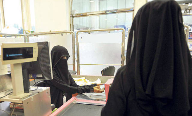 80 % من محلات المستلزمات النسائية في جدة نفذت "التأنيث"