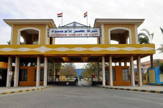 وزير قطاع الأعمال المصري يتابع تزويد مجمع الألومنيوم بنجع حمادي بالطاقة النظيفة