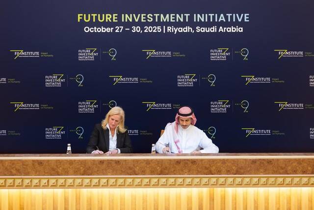 جانب من التوقيع