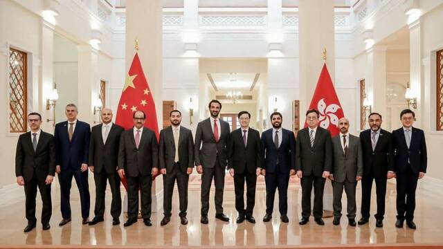 الإمارات وهونغ كونغ تبحثان التعاون في "الاقتصاد الجديد"