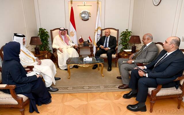 كامل الوزير وزير الصناعة وأحمد بن محمد السيد وزير التجارة الخارجية بقطر