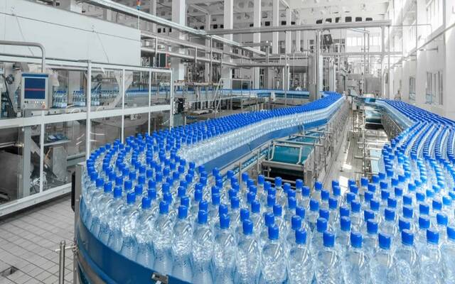 مبيعات التجزئة من المياه المعبأة في الإمارات ستصل إلى 1.153 مليار لتر في عام 2025