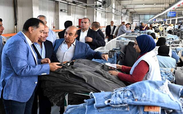 الدكتور مصطفى مدبولي رئيس مجلس الوزراء المصري بمصنع "تي آند سي" للملابس الجاهزة