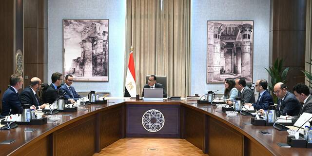 رئيس إنفورما البريطانية مع رئيس الوزراء المصري