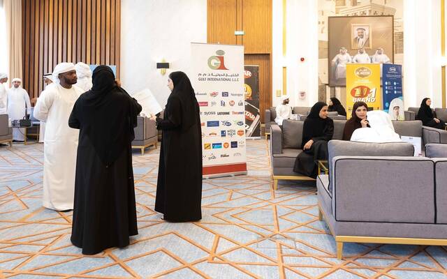 "تنمية الموارد البشرية الإماراتية" يمنح المواطنين فرصاً وظيفية بالقطاع الخاص
