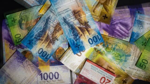 تآكل "أسطورة" الملاذات الآمنة.. الدولار والين والفرنك تحت مجهر التقلبات