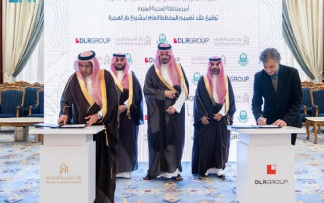 توقيع عقد تصميم المخطط العام لأرض مشروع "دار الهجرة" برعاية الأمير سلمان بن سلطان بن عبدالعزيز أمير منطقة المدينة المنورة