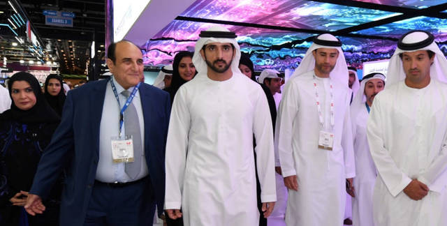 صور.. حمدان بن محمد يزور منصة "دو" في "جيتكس"