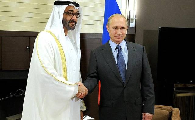 فلاديمير بوتين الرئيس الروسي، وولي عهد أبوظبي الشيخ محمد بن زايد أثناء لقاء سابق