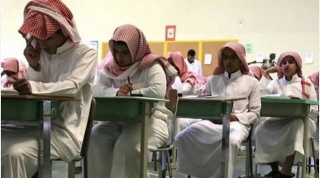 وزارة التعليم تُلزم إداراتها التعليمية بتطبيق الزي السعودي داخل المدارس الثانوية