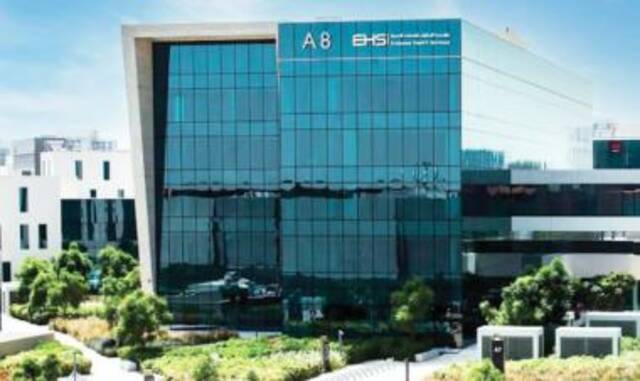 الإمارات تطلق خدمة "تجديد الإقامة من المنزل" للمقيمين