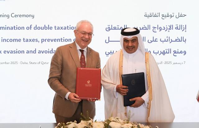 جانب من التوقيع