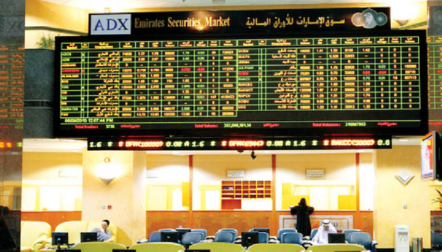 سوق أبوظبي يتجاوب مع مبيعات الأجانب والخليجيين