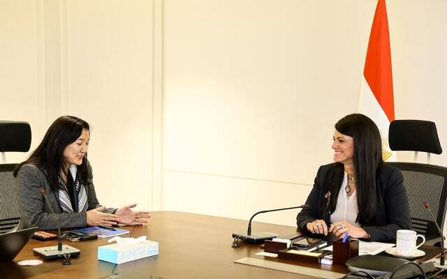 رانيا المشاط وزيرة التخطيط  وتشيتوسي نوجوتشي الممثلة المقيمة لبرنامج الأمم المتحدة الإنمائي في مصر